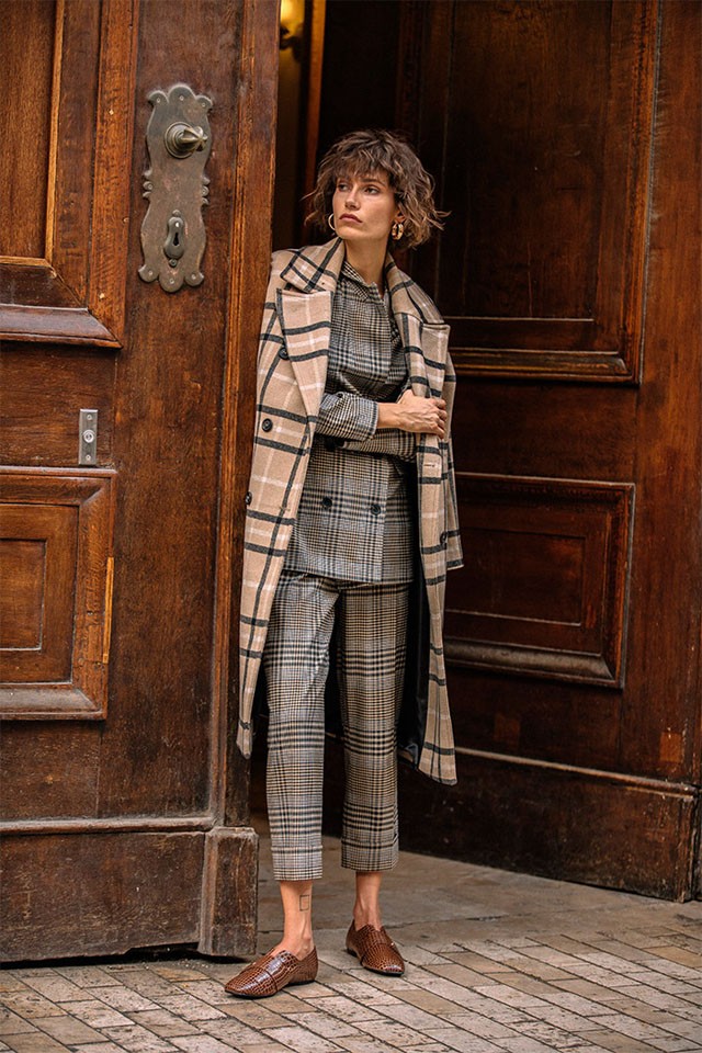 Kétsoros, kockás zakó  19995Kockás nadrág  12995Gyapjúval készült kabát  29995Vintage stílusú loafer cipő  9995