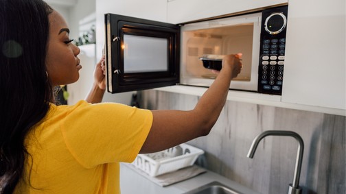 Ez történik a tápanyagokkal, ha mikróban melegíted az ételeket