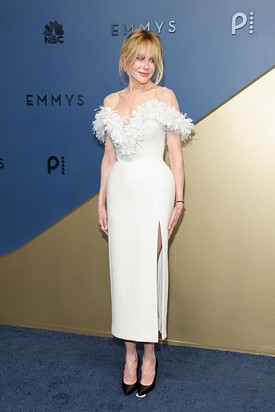 Nicole Kidman 9 év után először jelent meg az Emmy-gálán, a különleges alkalomra pedig egy hófehér, tollakkal díszített Chanel ruhát választott. 