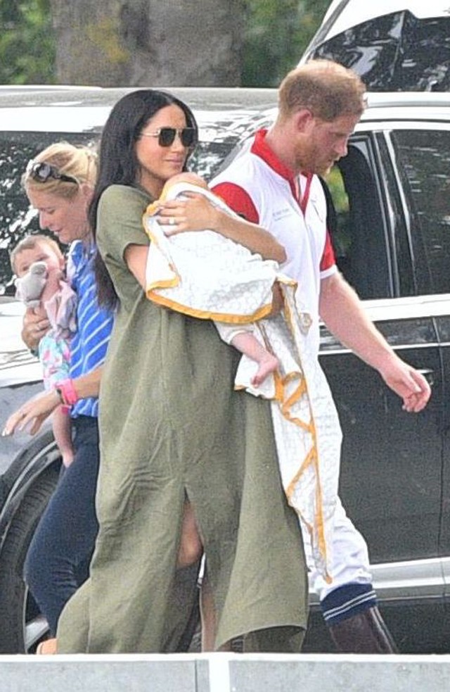 Elolvadsz: Meghan Markle váratlanul a kis Archie-val a karján jelent meg a lovaspóló meccsen