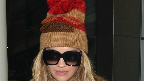 Egy rózsaszín fütyi, ezt viseli Rita Ora