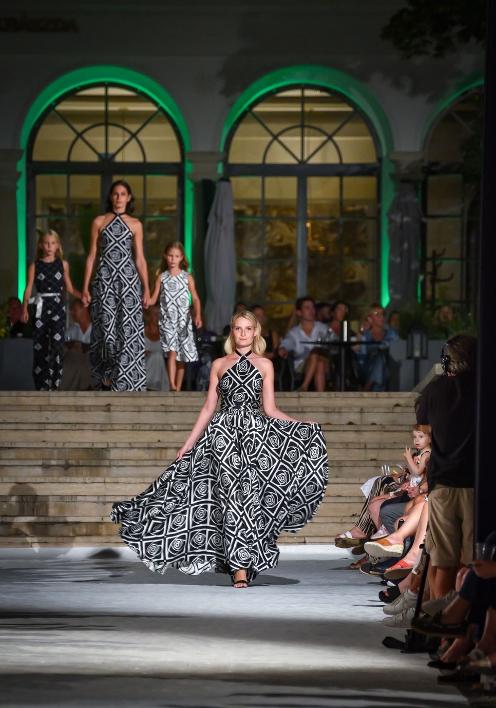 A modellek között volt aki azóta édesanya lett, így lányaival együtt tért vissza a kifutóra