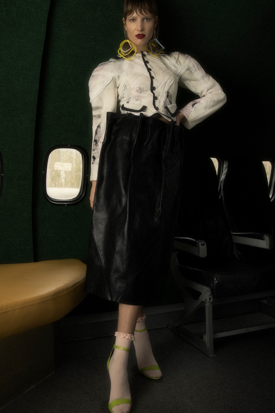 Blézer RACHEL KLOK | Szoknya ALIET MOES | Fülbevaló GEORGIAN DUO ESHVI | Zokni WOLFORD | Szandál FEDERIEKE BROEKGAARDEN