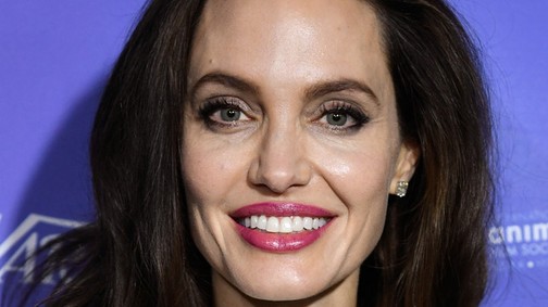 Angelina Jolie felvette a világ legegyszerűbb fehér ruháját és így is csodálatos!