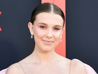 A Stranger Things szépséges sztárja kész menyasszony volt a sorozat premierjén