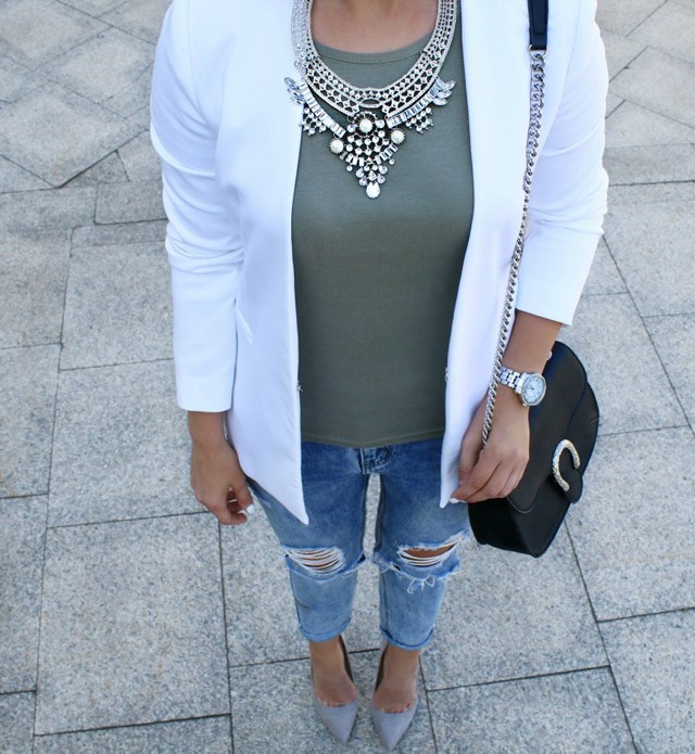 Örökdarabok extravagáns nyakékkel kiegészítve!