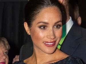 Meghan Markle 1,6 millió forintos flitteres ruhában, és Diana karkötőjében jótékonykodik
