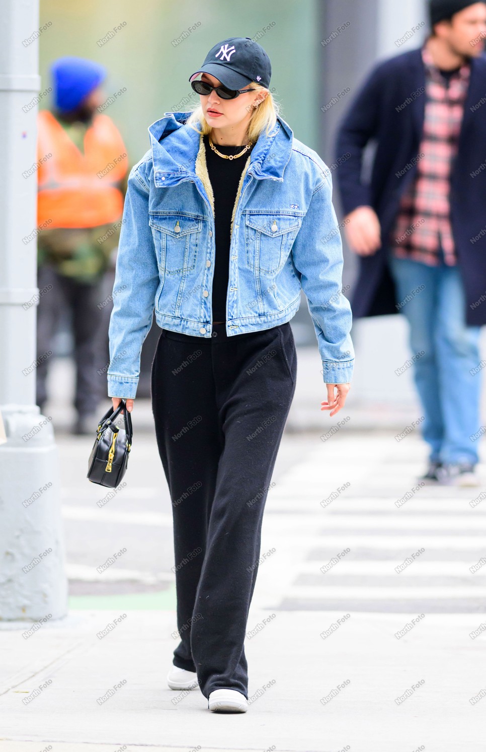 Gigi Hadid lenyűgöző stílusérzékkel párosítja a ruhákat, és mindezt megkoronázza egy baseballsapkával