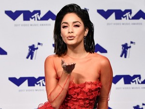 Ilyen ruha nincs! Vanessa Hudgens hihetetlen ruhát villantott az MTV VMA-n