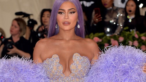 Kylie Jennernek annyi luxusautója van, hogy az még gombócból is sok