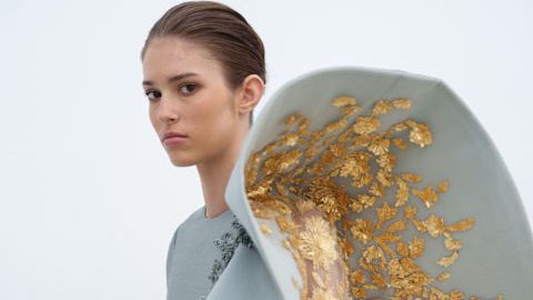 Elegancia és innováció találkozása – különleges részlet Rami Al Ali couture kollekciójából, amely a Transcultural Fashion and Costume Narratives szellemiségét idézi.