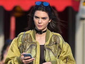 Áttetsző felsőben villantott mellpiercinget Kendall Jenner