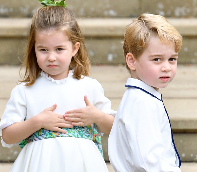 Hihetelenül édes, ahogy György herceg és Sarolta hercegnő ölelkeztek, mielőtt elindultak az iskolába