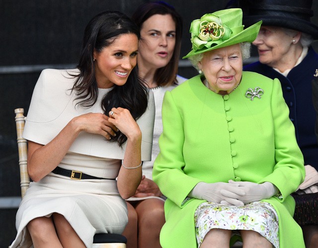 Erzsébet királynő és Meghan Markle
