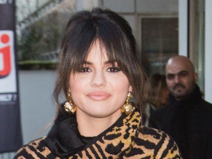 Selena Gomez megérkezett Párizsba és stílusosabb, mint valaha