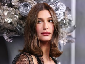 Hailey Bieber meztelenruhájára még évtizedekig emlékezni fogunk, ilyen merész szettben még nem láthattuk