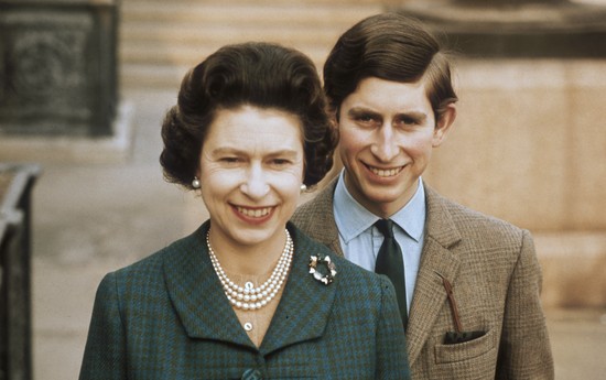 21 megható fotó Erzsébet királynőről és fiáról, III. Károly királyról