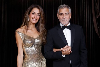 Amal Clooney élete legszebb ruhájában lépett a vörös szőnyegre, csak úgy ragyogott George Clooney mellett