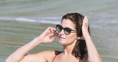 Szexi Baywatch-lánynak öltözött a 45 éves modell