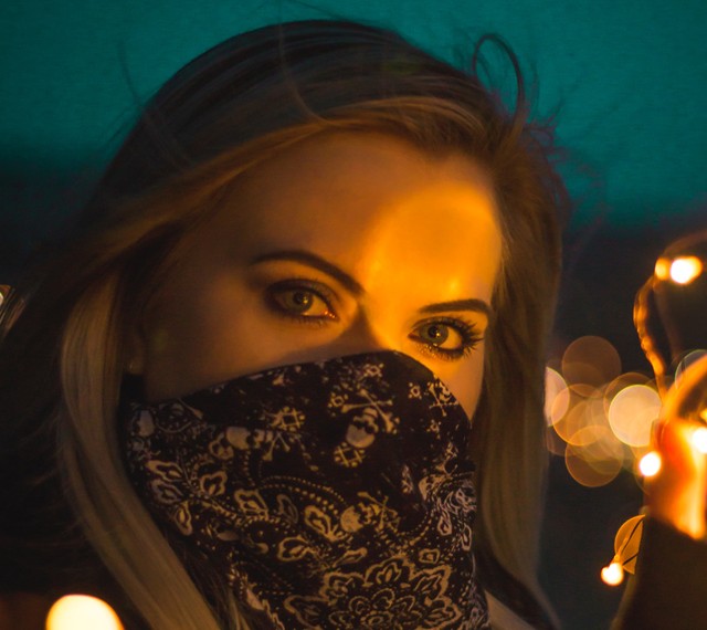 Így készíthetsz varrás nélkül, kendőből szájmaszkot