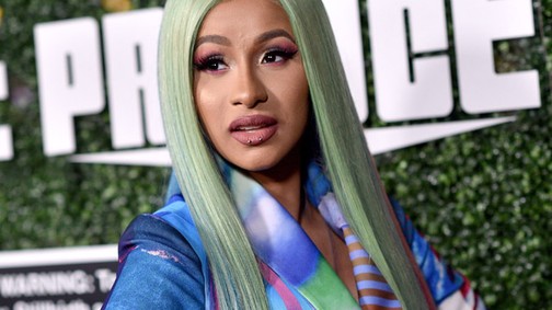 Ciki? Vicces? Cardi B egy köntösben ment a reptérre