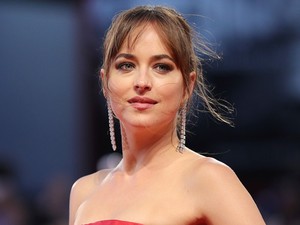 Álomszép, tűzpiros ruha, csak sajnos nem Dakota Johnson stílusa