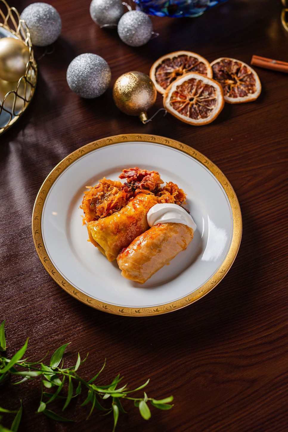 Töltött káposzta ünnepi tálalásban – a karácsonyi asztal megkerülhetetlen klasszikusa, gazdag ízekkel és meghitt hangulattal