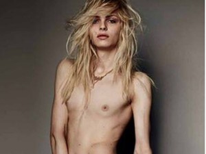 Vetkőzéssel sokkol az androgün modell