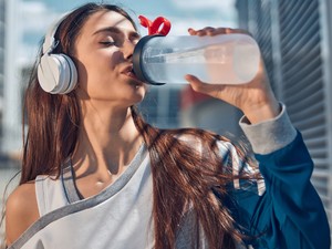 Mi történik a testeddel, ha túl sok vizet iszol?