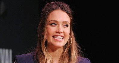 Jessica Alba egy áruház próbafülkéjében szoptatta újszülöttjét