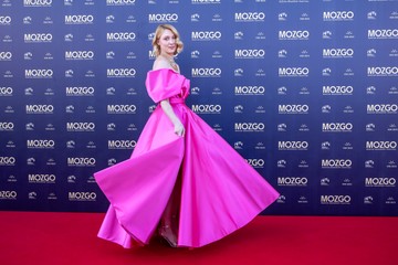 Rujder Vivien színésznő a Richard Demeter 2025-ös tavaszi-nyári kollekciójának fukszia, ejtett vállú, hosszú estélyi ruhájában ragyogott a Magyar Mozgókép Fesztivál díjátadó gálájának vörös szőnyegén