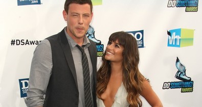 A Glee sztárja a vörös szőnyeg mutogatta a melleit