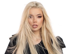 Herceg Erika élete legforróbb szettjében pózol, az énekesnő egyszerűen álomszép