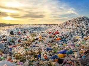 A L´Oréal, a H&M, a Zara, a Burberry és más világmárkák együtt tüntetik el a műanyagszatyrokat