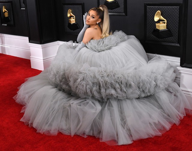 Ariana Grande Hamupipőke ruhája akkora volt, hogy senki más nem fért el mellette