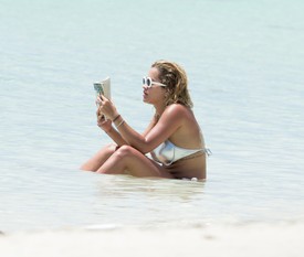 Később a vízben olvasgatott is  / Fotó: Profimedia Reddot