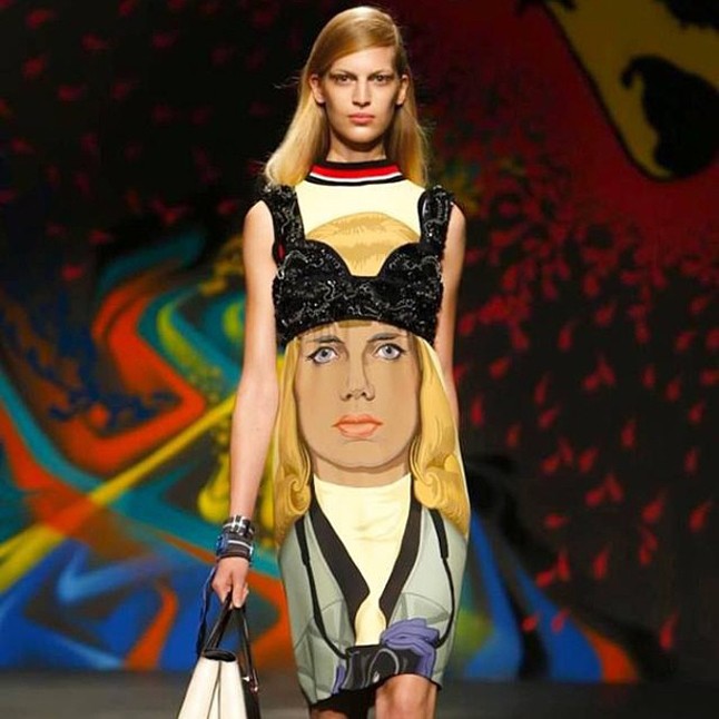 Axente Vanessa egy zseniális Prada darabban a kifutón.