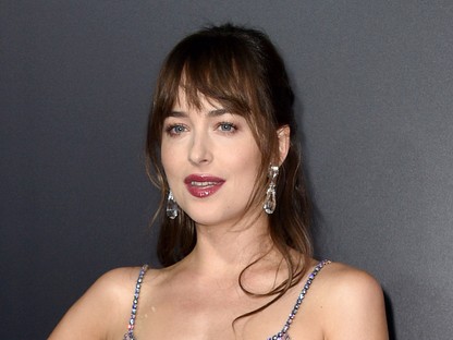 Dakota Johnson fekete pöttyös ruhája a gardróbunk kötelező eleme lesz