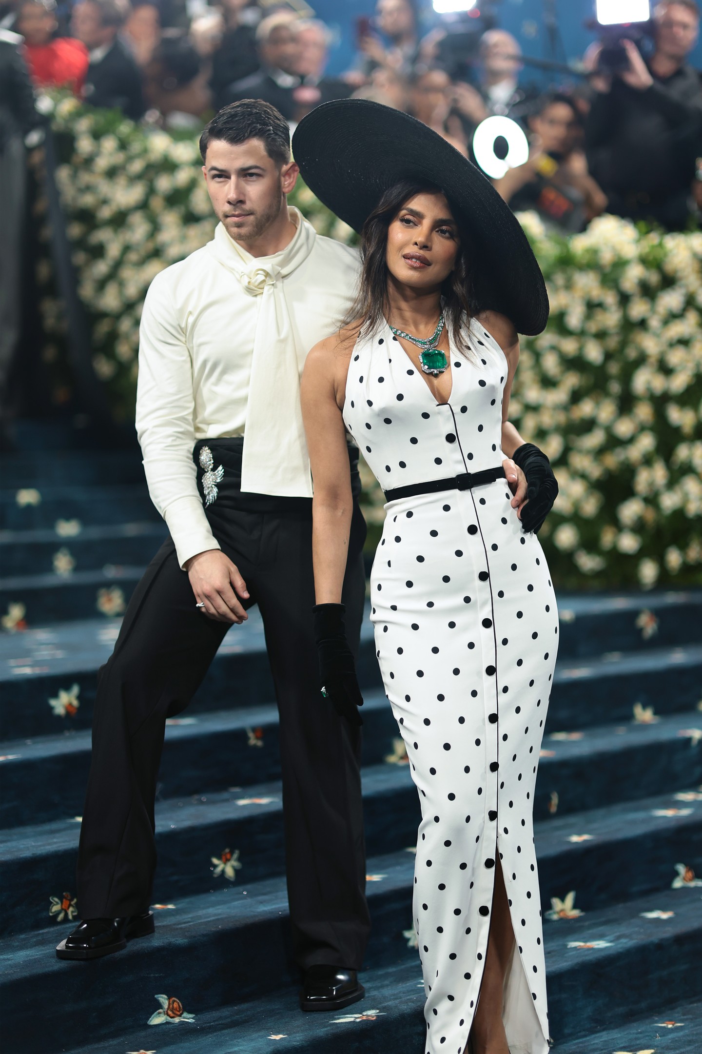 Nick Jonas Priyanka Choprával vonult végig a kék szőnyegen, és nagyon elegánsan festett retro ihletésű magas derekú nadrágjában. A zenész Bianca Saunders megjelenését választotta. Hosszú ujjú, magas nyakú, krémszínű blúzt viselt sállal díszítve, kiegészítésként egy spanyol övet is felvett, amely passzolt a nadrágjához. A csillogást az övre rakott két díszes Tiffany & Co. bross fokozta.