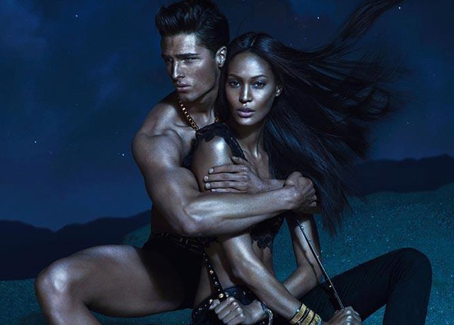 Joan Smallst egy izmos modellfiú öleli a kampányban