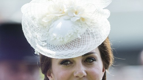 Kate Middleton álomszép csipkeruhában parádézott a lóversenyen