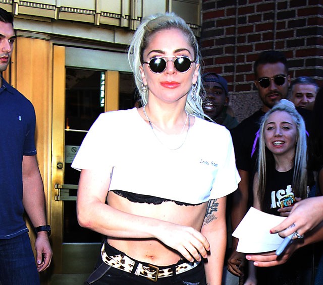 lady gaga, haspóló, cickópóló, mellvillantás, utcai divat, trend