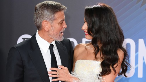 Amal Clooney menyasszonynak öltözött egy randi kedvéért: elképesztő ruhában jelent meg George Clooney oldalán