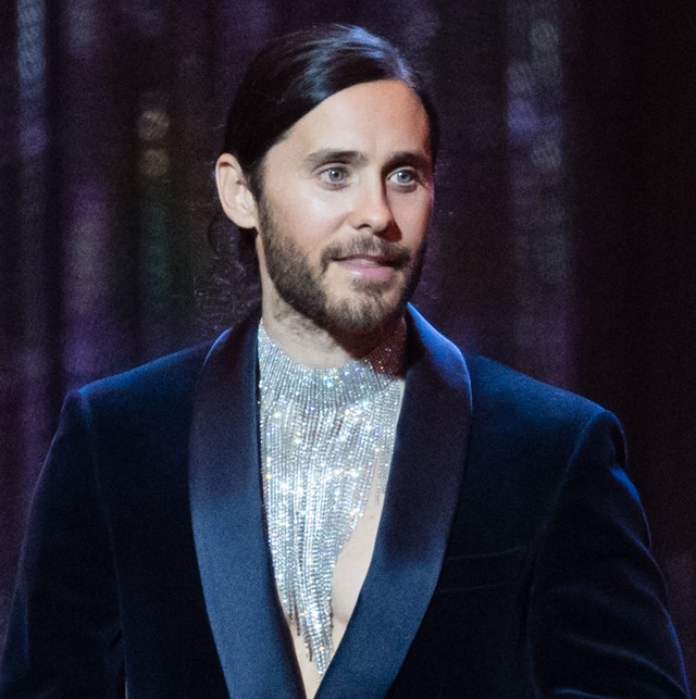 Röhögőgörcsöt kapsz, ha meglátod, hogyan bújt el Jared Leto a paparazzik elől