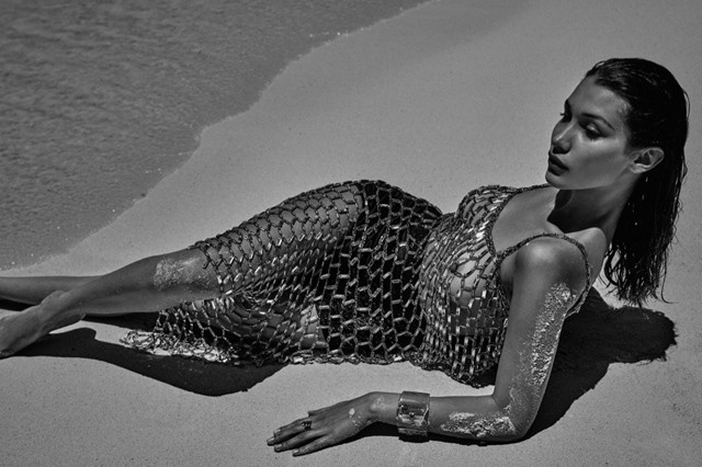 Bella Hadid merész villantása