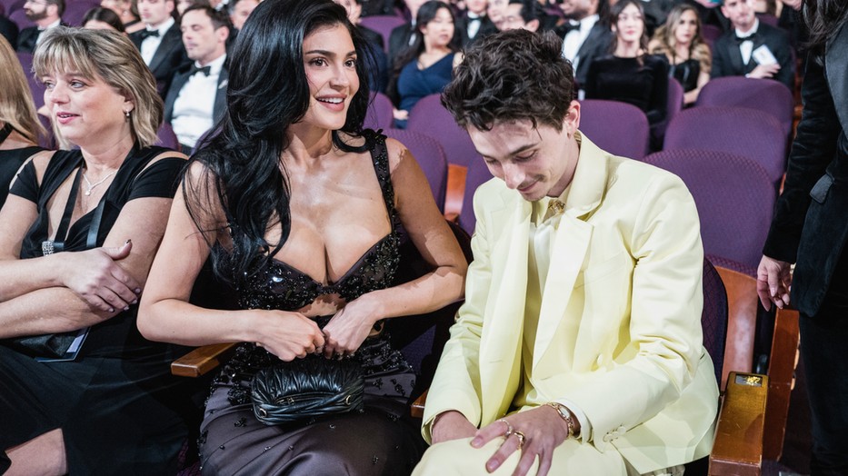 Chalamet úgy döntött, hogy Kylie Jenner nélkül pózol ezen az estén is a vörös szőnyegen, ahogy az a díjszezonban már hagyomány volt a párnál