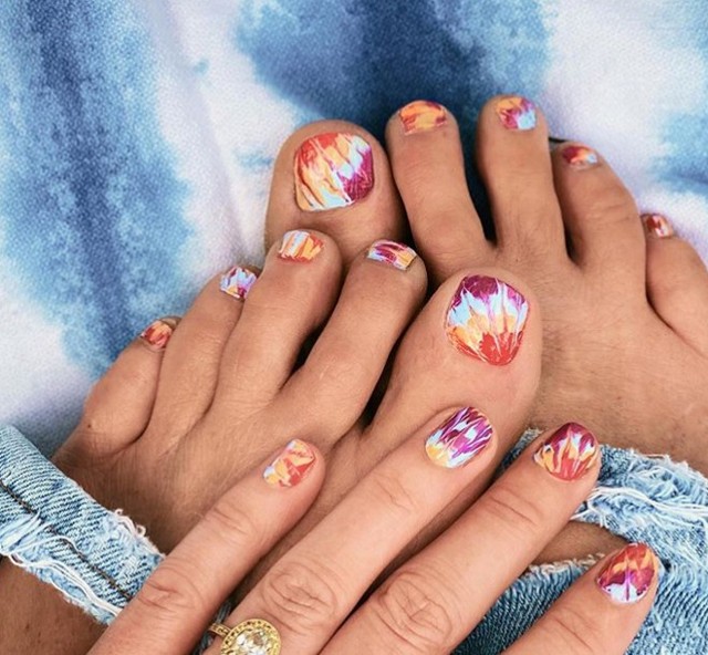 Itt az új őrület: batikolt minta a körmödön