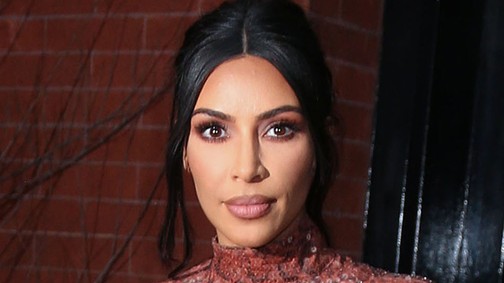 Igencsak passzos ruhában kígyózik Kim Kardashian