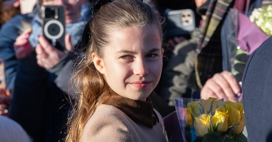 A kamerák előtt tett példátlan dolgot Sarolta hercegnő, már most Erzsébet királynőt látják benne