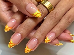 Nem tudunk betelni ezekkel a csavarodó francia körmökkel 